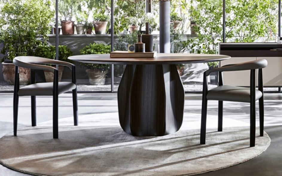 modern-wooden-round-table-in-interior
